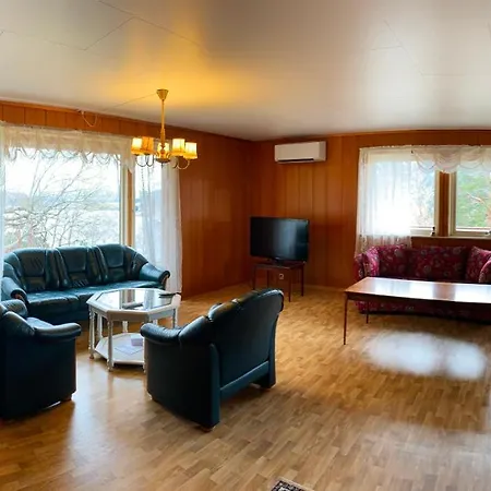 Landlig Hus Pa Kysten * Tustna