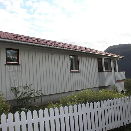 Landlig Hus Pa Kysten Tustna