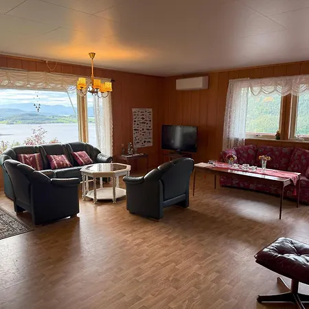 Landlig Hus Pa Kysten Tustna